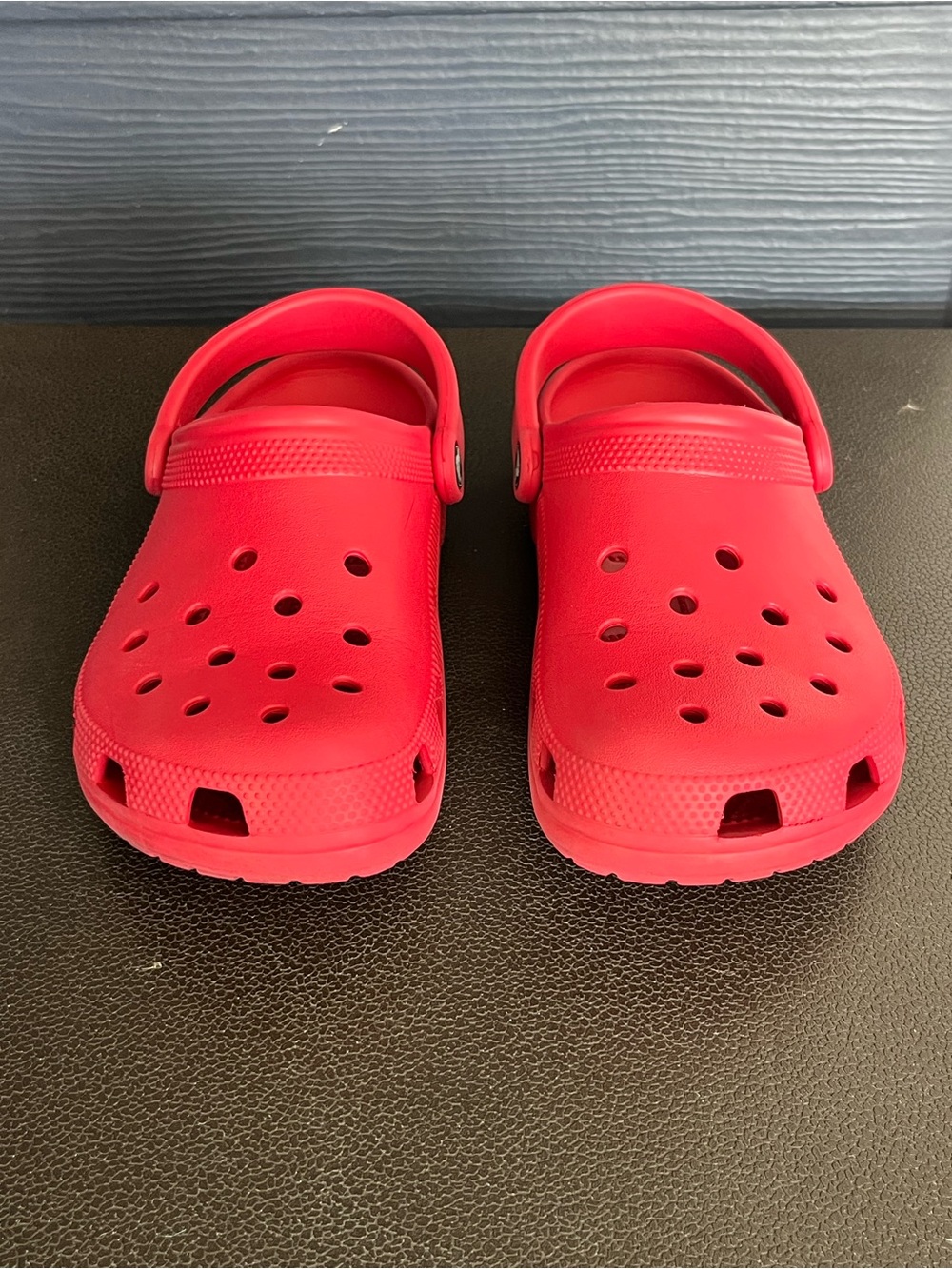 CROCS Classic Clog in Bright Red